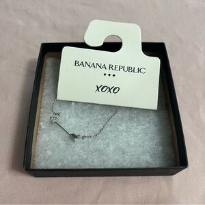 BANANA REPUBLIC SILVER ARROW NECKLACE 🤍